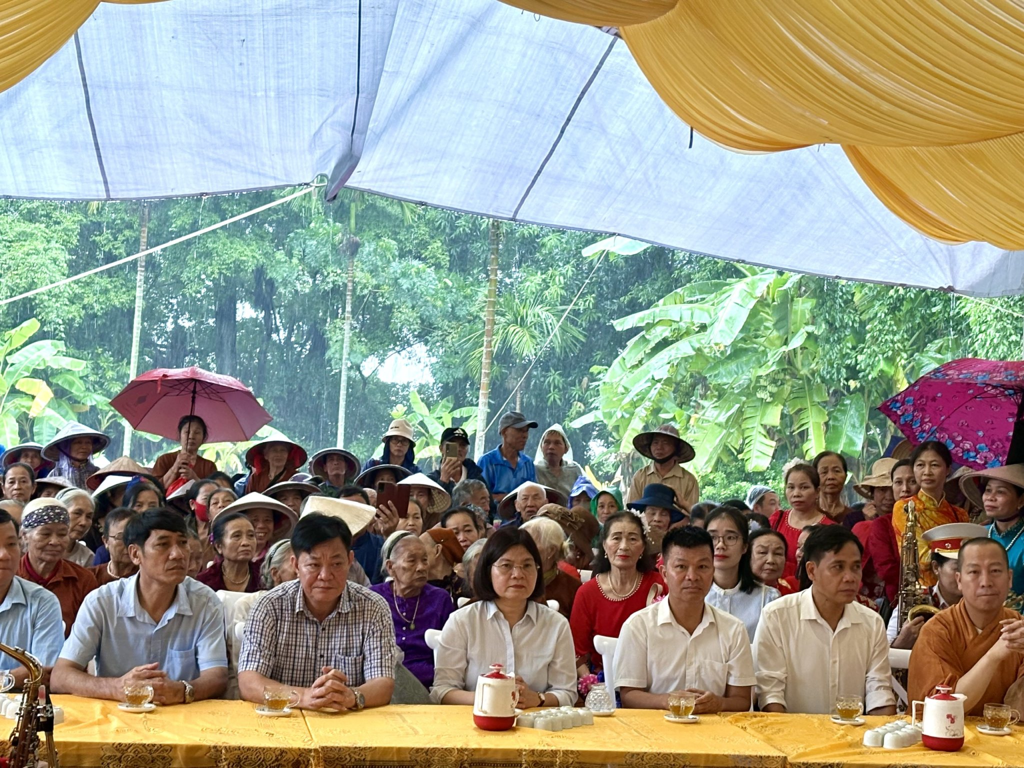 LÃNH ĐẠO XÃ THỤY ANH DÂNG HƯƠNG TẠI LỄ HỘI TRUYỀN THỐNG CỤM DI TÍCH ĐÌNH – ĐỀN – CHÙA THÔN BÁI THƯỢNG