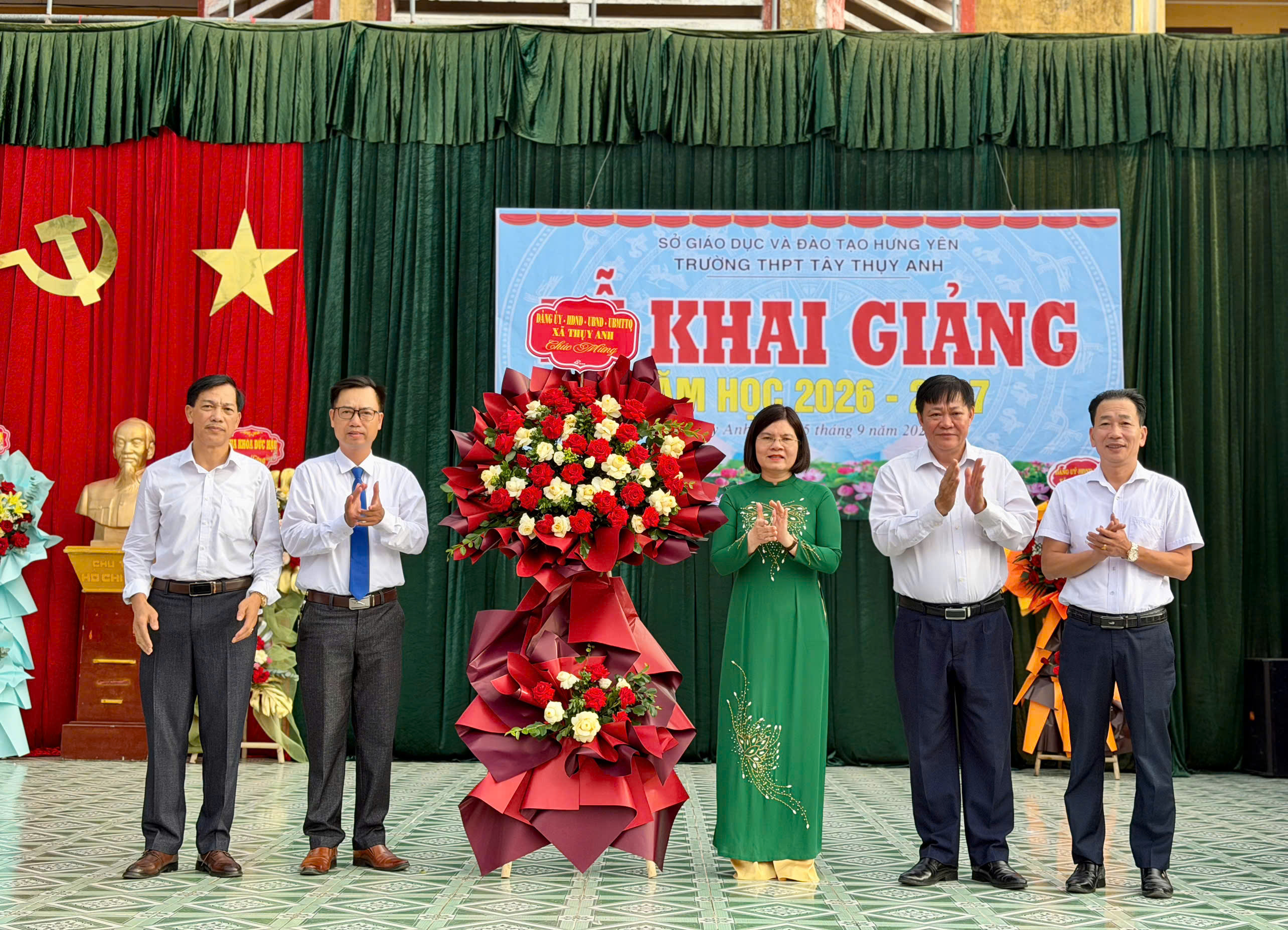 Các đồng chí lãnh đạo xã Thụy Anh dự Lễ khai giảng năm học 2026 – 2027 tại Trường THPT Tây Thụy Anh, các trường chính và các phân hiệu trên địa bàn xã.