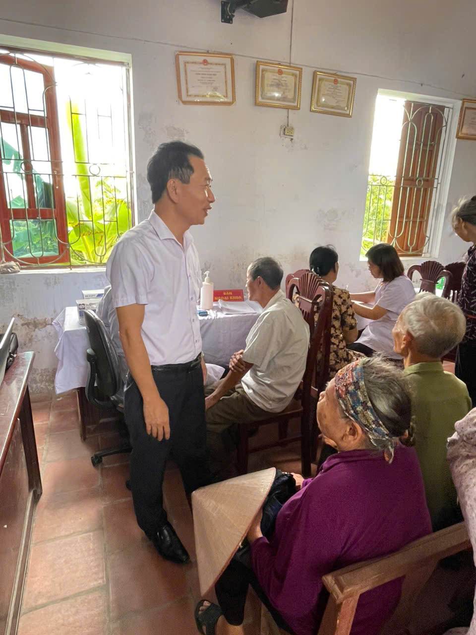 Đồng chí Nguyễn Thành Đồng – Phó Bí thư Đảng ủy, Chủ tịch UBND xã Thụy Anh động viên, đôn đốc công tác khám sức khỏe toàn dân tại thôn Thu Cúc