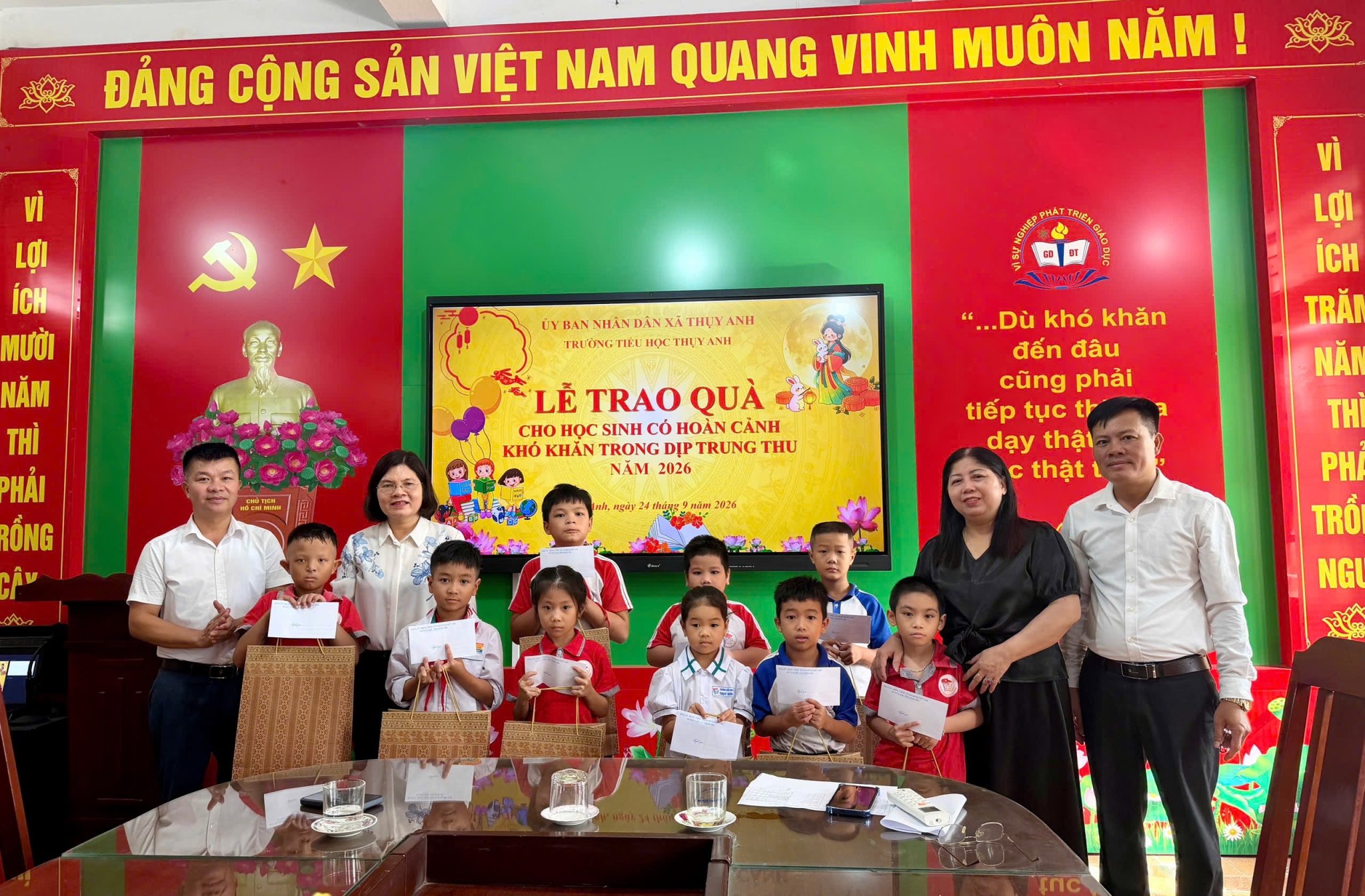Lãnh đạo xã Thụy Anh thăm, tặng quà thiếu nhi có hoàn cảnh đặc biệt khó khăn nhân dịp Tết Trung thu năm 2026